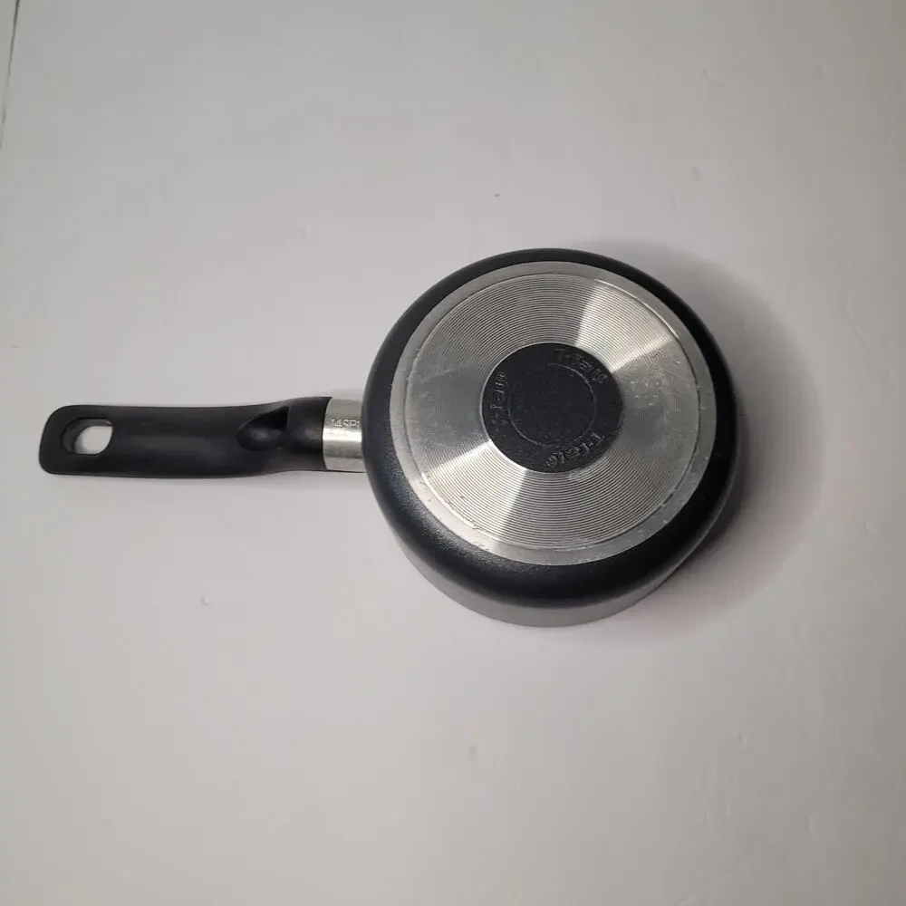 Fantastic 1 Quart Black Pot - Like New Condition!